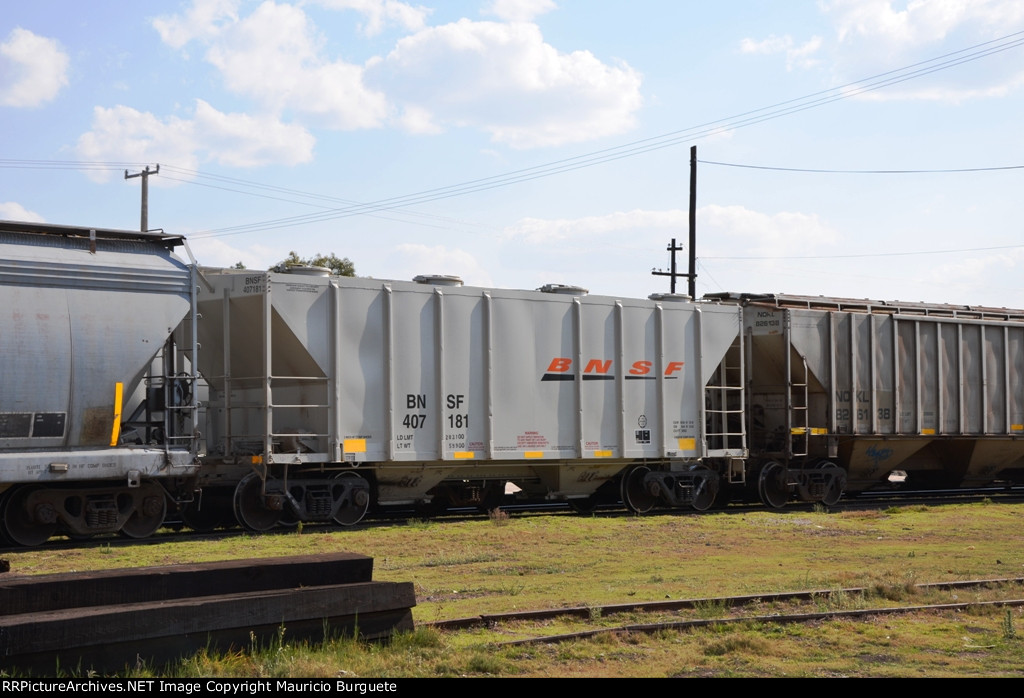 BNSF Covered Hopper